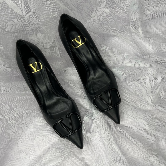 Valentino Garavani Shoes - Valentino Used Vlogo Black Leather Pumps w/ Pointed Toe size 37